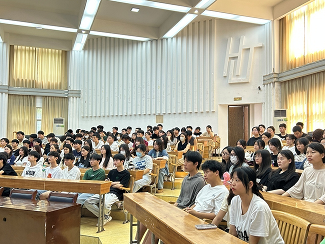 華美樂家居集團赴江西環境保護工程職業學院實地考察交流校企合作